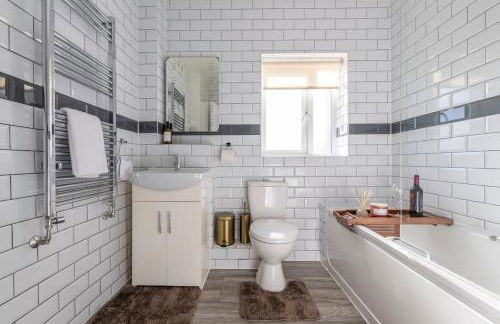 Designer 1BR I Work-From-Home Ready I Fast Wi-Fi - Foto 31