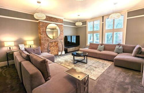 Lux 2 Bed Apartment, 2 Parking spaces, 1 minute to Metrolink - Photo 1