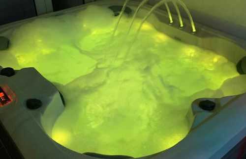 Relaxing Getaway With Hot Tub & Sauna Sleeps 6 - Foto 82