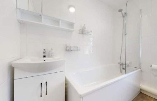 4 bedroom family home on Piccadilly line - Foto 5