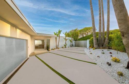 Stunning Modern Estate in BH with Pool, Spa, and Views - Foto 12