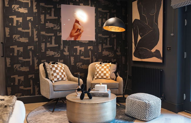 Secret Suites Lancaster - Photo 19