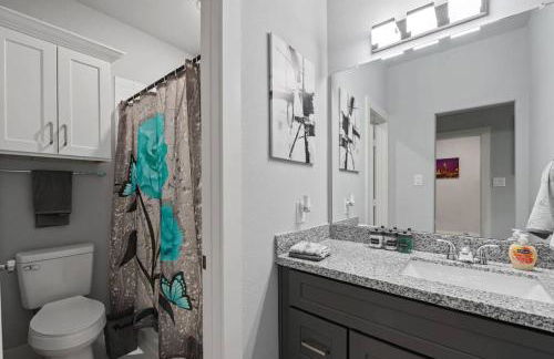 Modern 2024 Townhome with Indoor Hoops Huge TVs and Gray Chic Design - Foto 7