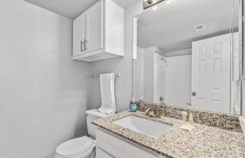 2BR Spacious Getaway Near Dwntown, Pool, UT Austin - Foto 12