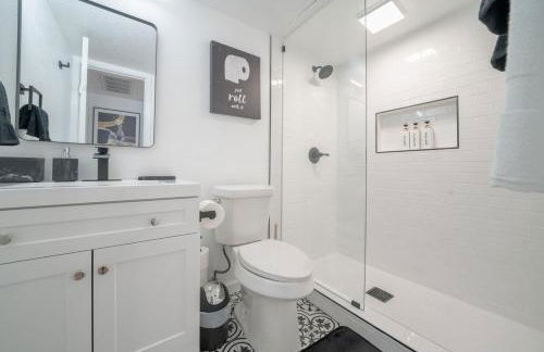 DT DFW Chic Free Parking and Pool In Medical District - Foto 37