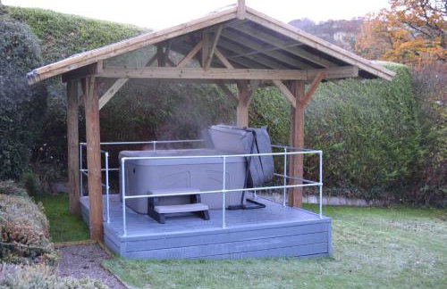 Ty Bach, 1 bedroom home with hot tub and views - Photo 21