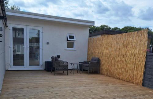 Lodge - Sleeps 2 - Pet friendly - Parking - Patio - Foto 3