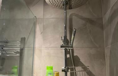 3 Bedroom home, with 4 beds, parking, walk to station & town centre families and business visitors welcome - Foto 37