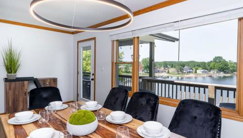 5BR Lakefront Getaway with hot tub - Foto 5