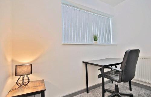 Freckleton House in Town Centre, near Blackpool, Sleeps 6, Free Parking - By NMB Property - Photo 4