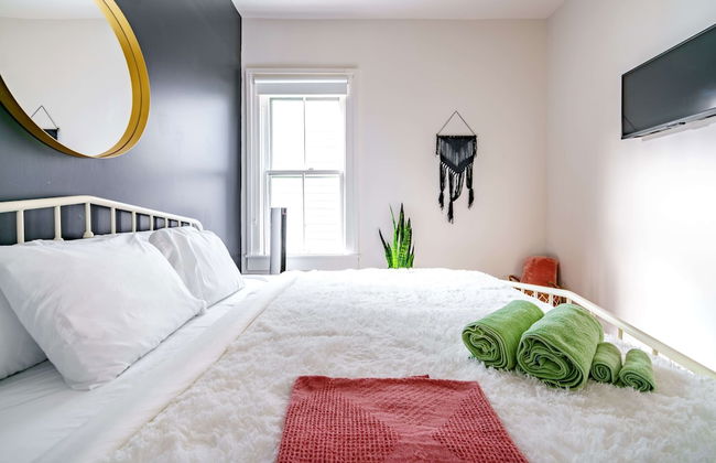 NEW Luxe Pet Friendly Free Parking Downtown - Foto 49