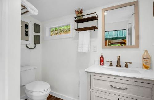 Romantic King-Bed Couples Cabin Lake Lure - Foto 2