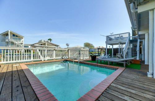 Waterfront Home with Deck and Pool in City-by-the-Sea - Foto 1