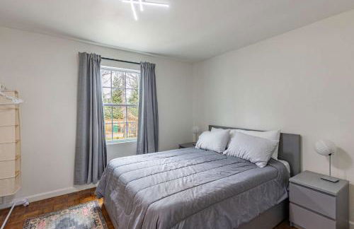 Modern 5BR Home with Mtn Views BBQ & Pool Table - Foto 28