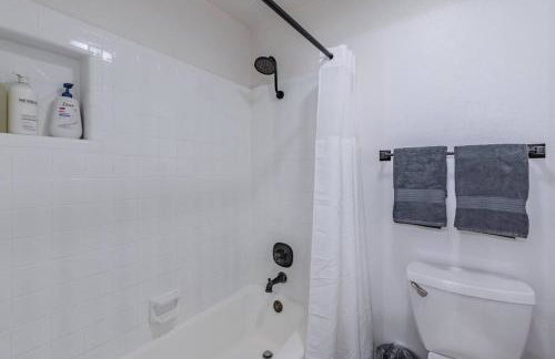 Pool! Games! Dogs! Space! - Foto 8