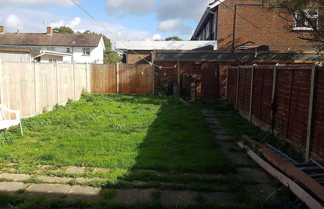 "room in House - Gatwick Triple Room. Fully Furnished. West Sussex." - Foto 12