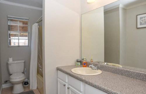 Classic Colonial Home near Main Street - Foto 30