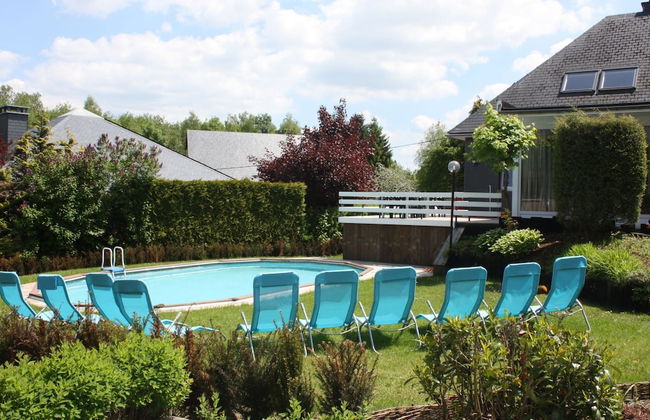 Spacious Home With Garden - Photo 25