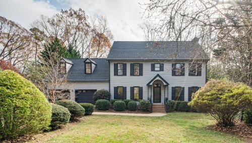 4,100-Sq-Ft Gem with Pool Table and Yard in Raleigh - Foto 5