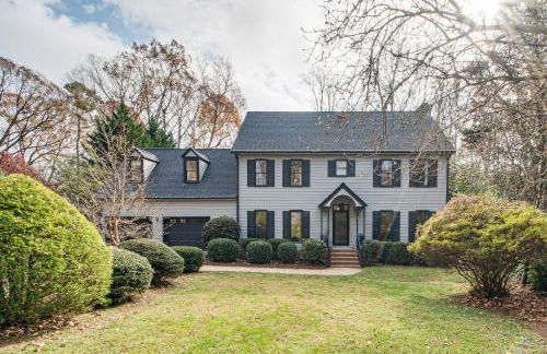 4,100-Sq-Ft Gem with Pool Table and Yard in Raleigh - Foto 5