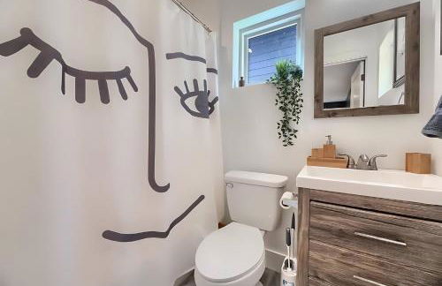 Stylish 3BR East Side Retreat w Patio & BBQ - Foto 16