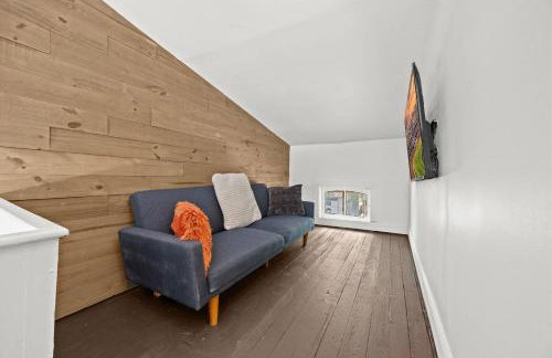 Elegant Manor w Private Yard & Modern Amenities - Foto 65