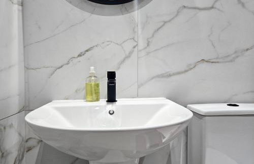 Edinburgh Central 2-bedroom Apartment with Free Parking and Stunning Views - Photo 27