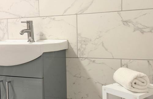 New Spacious 4 Bedrooms 5 Beds House Sleeps 8! - Foto 28