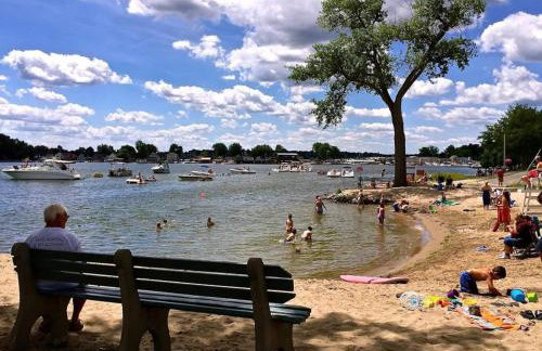 Lakefront Pine Cottage Hot Tub & Fire Pit - Foto 22