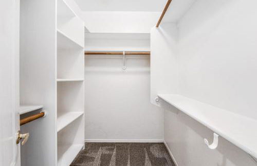 Remodeled modern beauty backs to open desert with mountain views & home theatre - Foto 16