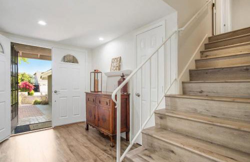 Charming Villa with Backyard Oasis Close to Beach - Foto 26