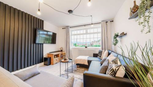 Large 6-Bed house, Free Parking & Motorway Access - Foto 3