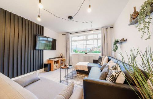 Large 6-Bed house, Free Parking & Motorway Access - Foto 3