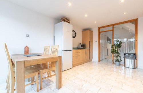 BEST PRICE! LARGE HOME - SMART TV - COMFY BEDS - GARDEN - 4 Single Beds or 2 Doubles! SLEEPS UP TO 4 GUESTS!! - Photo 10