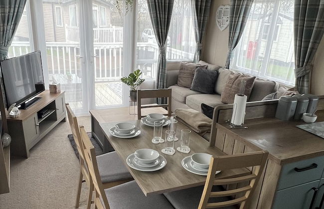 2 Bed Caravan - Sleeps 6 - Parking - Pets - Photo 24