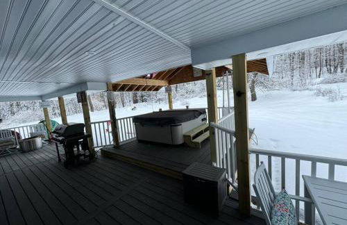 New Sunday River Ski Retreat with Hot Tub Spa - FirePit Sleeps 16 - Foto 77