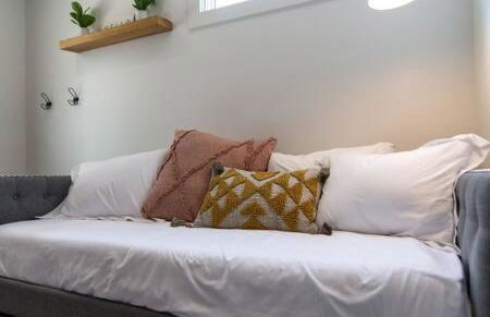 Charming East Nash Retreat, Walk to Dining Faves, Cozy Den, Workspace and Smart TVs, Plush Velvet Sofa, Full Kitchen & Garage, Near Mas Tacos & Five Points, 10 Min to Broadway, 24 Hr Hospitality - Foto 17