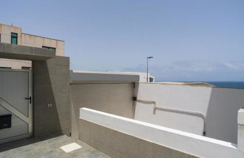 Adosado en Telde con piscina y vistas al mar - Foto 8