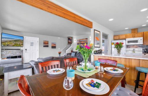 Sunkissed 3BR beach getaway - dog-friendly fenced yard, firepit, glimpse ocean views, near beach access, sleeps 8 - Foto 6