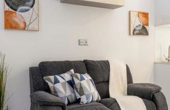 Sleek Apartment with Balcony by HostWise - Foto 19