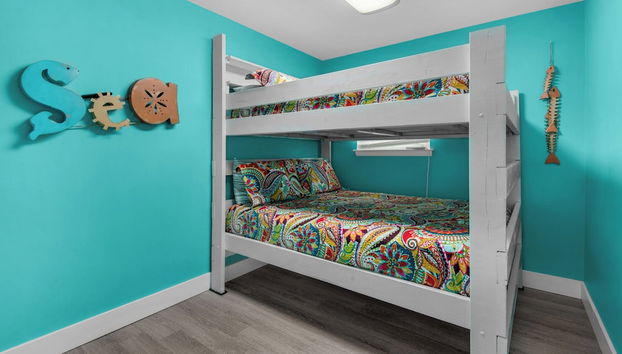 Beachy, Modern & Updated, 3 Minutes to Beach + Boat Parking - Foto 4, Habitación