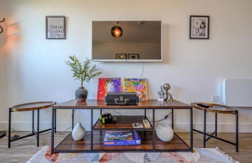 Stylish City Apartment with Juliette Balcony, Retro Games & Fast WiFi - Foto 9