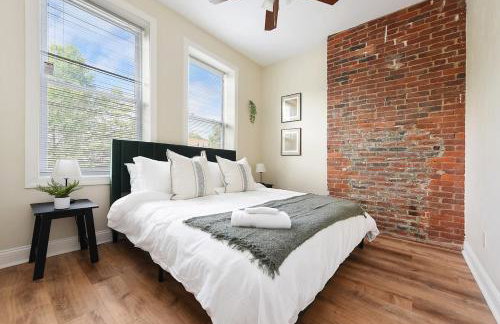 FREE Parking, Netflix in East Liberty By Parks and Uni - Foto 6