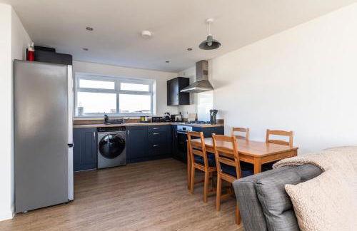 Lane End - Bright & Spacious 2-Bed Flat with Balcony & Parking - Foto 12