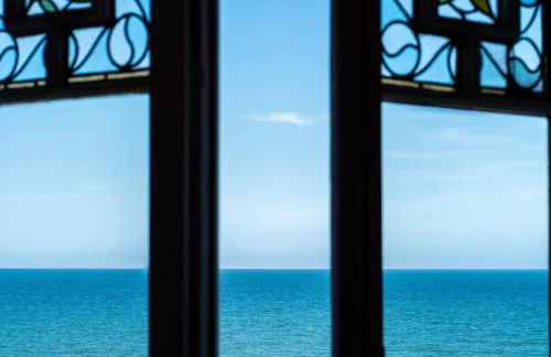 Signature Beachfront Home, Panoramic Sea Views & Marble Fireplace - Foto 15