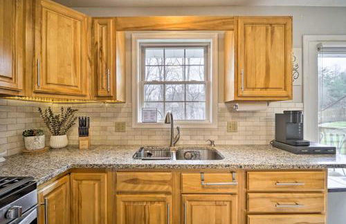 Renovated Logan Home with Pond and Fire Pit - Foto 9