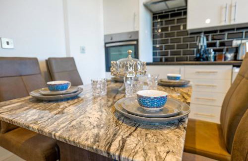 Zeenat Central Bury - Modern 2BR with Free Parking Sleeps 6 - Foto 23