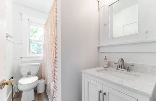 6 Bedroom Duplex Sleeps 14 Close to Lucas Downtown - Photo 30