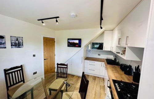 3 bedroom Brookwood Road apartment - Foto 1