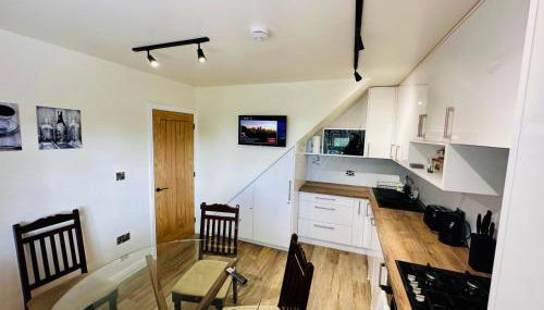 3 bedroom Brookwood Road apartment - Foto 1